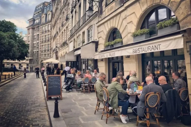Terrasses de restaurants pour la réouverture au déconfinement