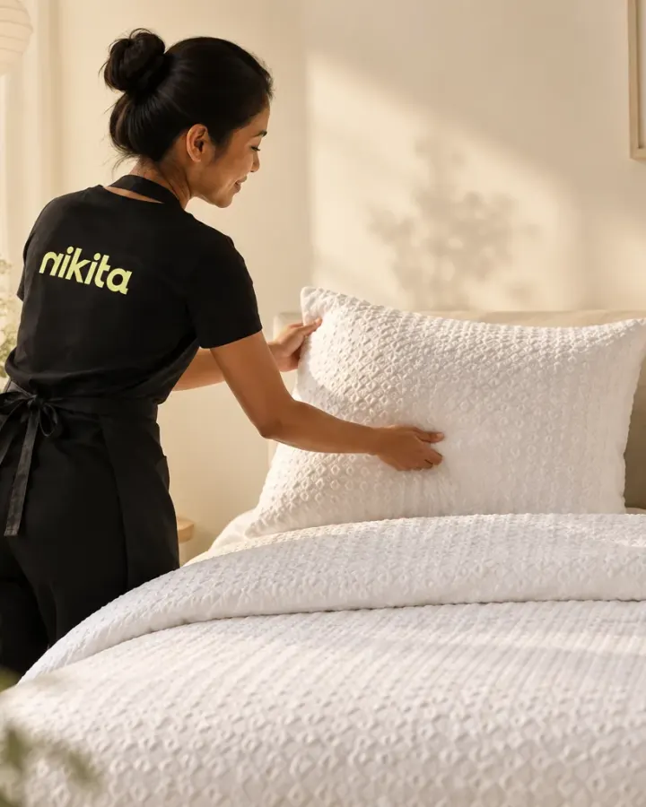 Gouvernante Nikita préparant un lit