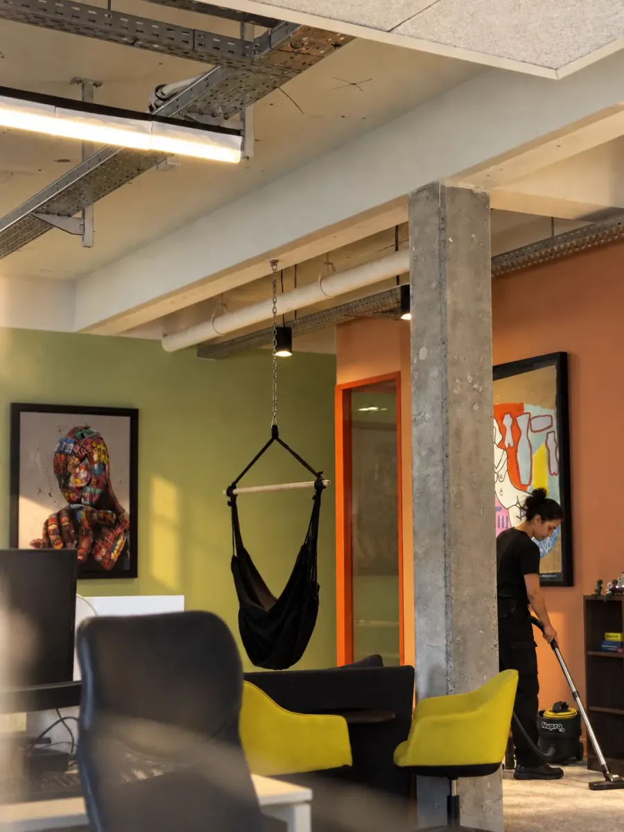 Nettoyage d’un open space en fin de journée