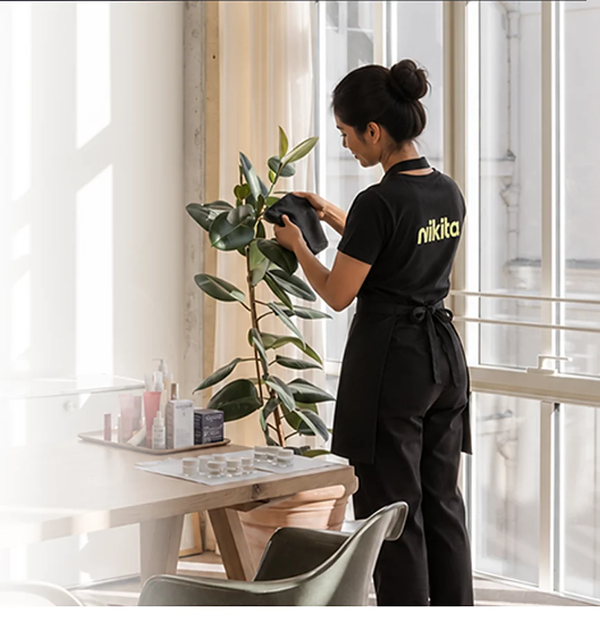 Agent Nikita entretenant une plante au siège de Caudalie