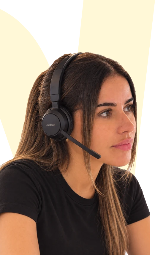 Votre interlocutrice dédiée, casque sur les oreilles