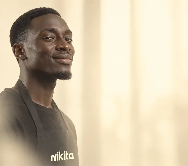 Amine, agent Nikita, tablier Nikita