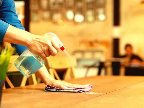 Le protocole de nettoyage des salles de restaurant