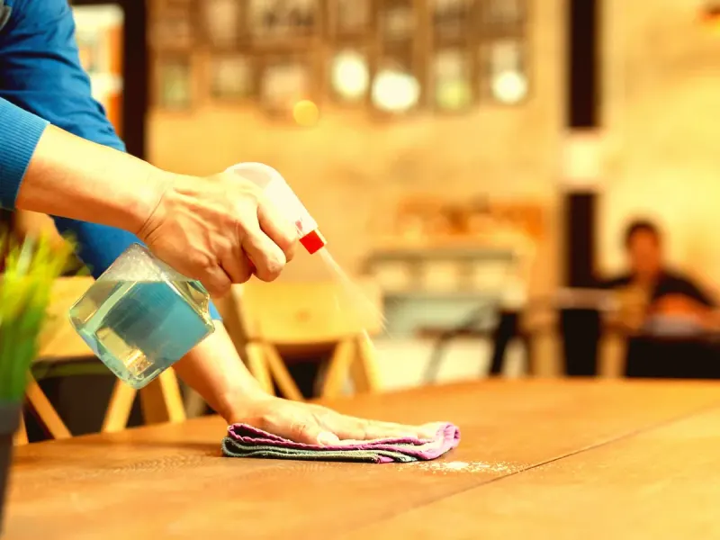 Le protocole de nettoyage des salles de restaurant