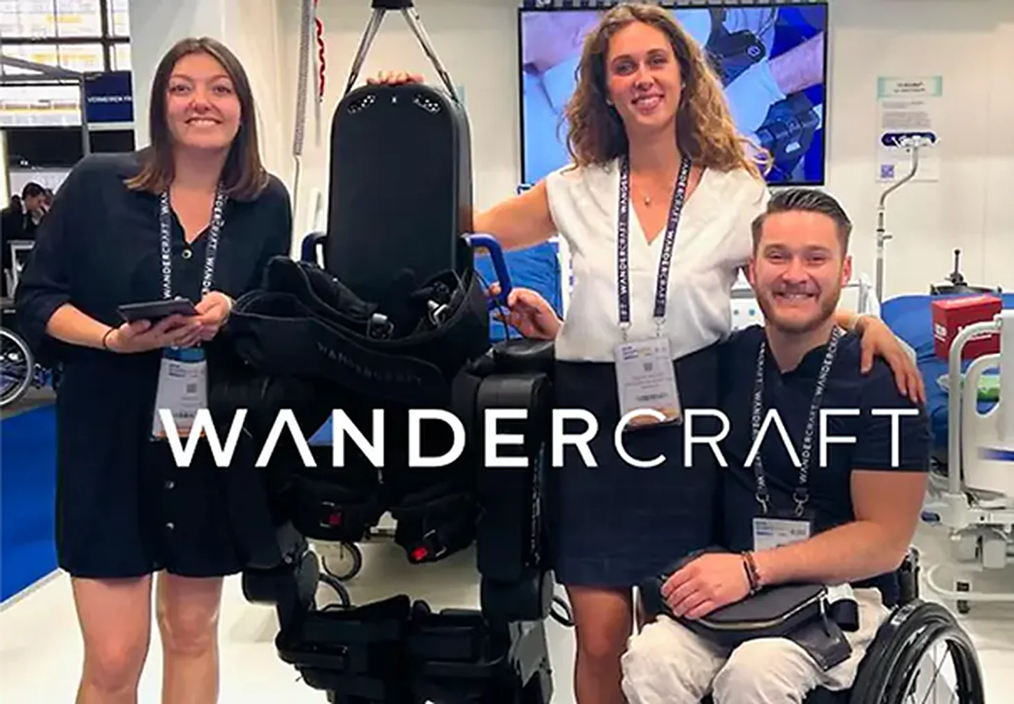 L’équipe Wandercraft devant un exosquelette, au showroom du siège